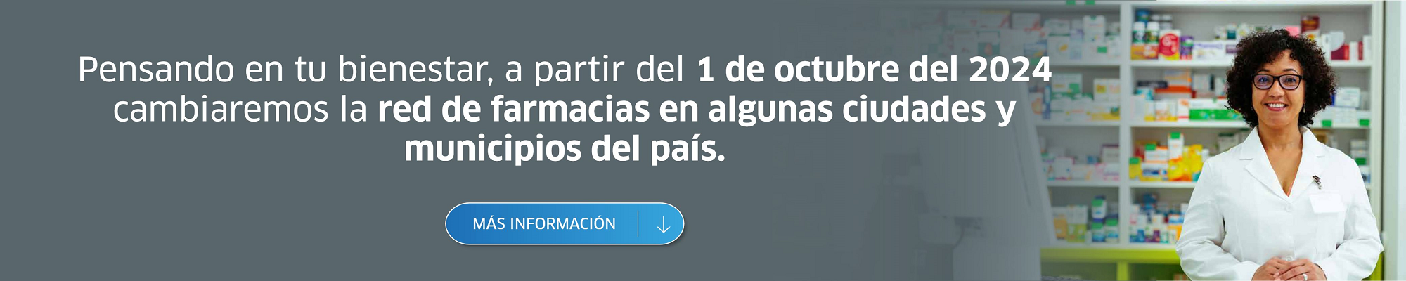 Mujer con bata blanca sonriendo y sosteniendo un celular en la mano señalando la pantalla donde se ve la página web de Cruz Verde