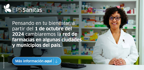 Mujer con bata blanca sonriendo y sosteniendo un celular en la mano señalando la pantalla donde se ve la página web de Cruz Verde