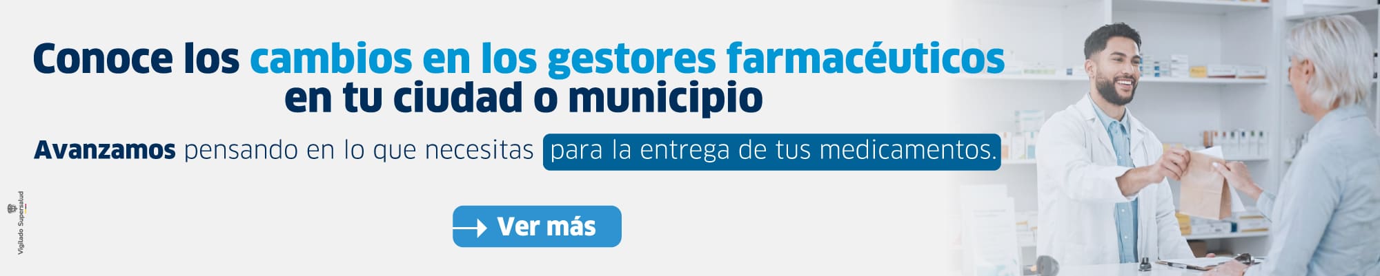 Mujer con bata blanca sonriendo y sosteniendo un celular en la mano señalando la pantalla donde se ve la página web de Cruz Verde
