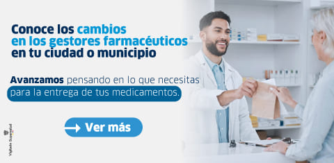 Mujer con bata blanca sonriendo y sosteniendo un celular en la mano señalando la pantalla donde se ve la página web de Cruz Verde