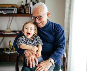 foto de un hombre de tercera edad y un niño riendo