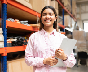 foto de una mujer sonriendo y trabajando en una bodega