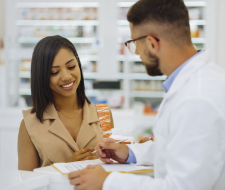 farmaceuta entregando medicamentos a mujer