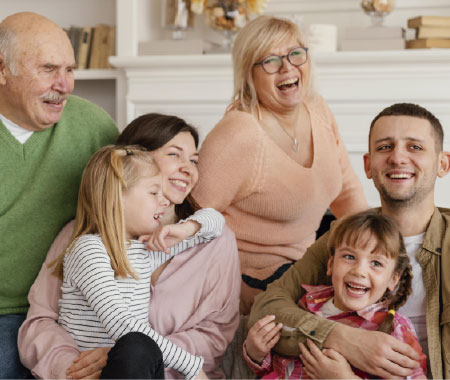 familia de abuelos, padres e hijos sonriendo