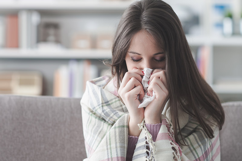 mujer con gripe