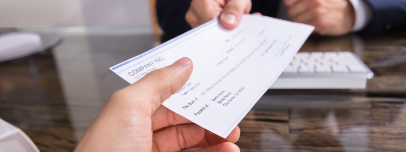 Cómo solicito el reconocimiento económico Primer plano de mano con lista de chequeo
