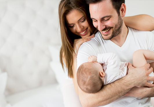 Mamá, papá con bebé en brazos