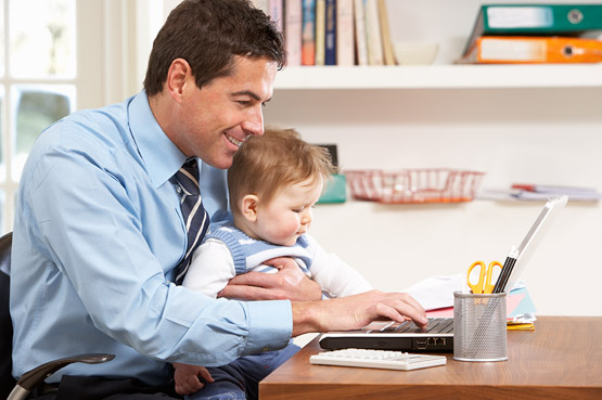Licencia remunerada de paternidad Papá con bebé