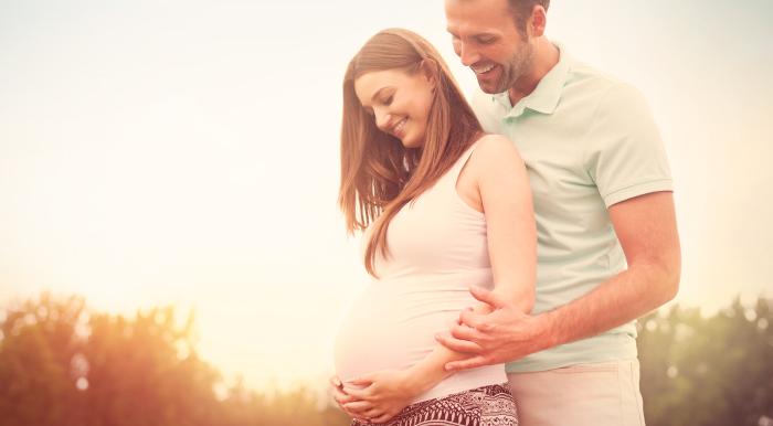Curso Maternidad y Paternidad Mamá embarazada con papá