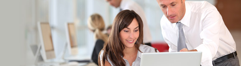 Ejecutivos hombre y mujer observando un computador