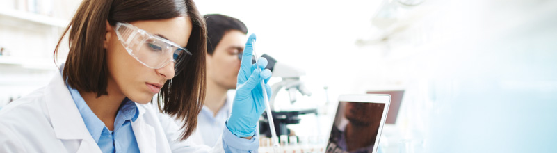 Profesional con gafas manipulando muestras de laboratorio