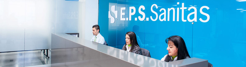 tres personas atiendo en la recepción de EPS Sanitas